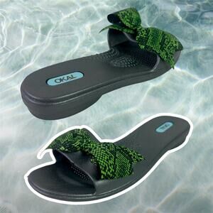 Oka B. Women's Small 5-6 Gray Rubber Slip On Sandals Green Black Snakeskin Bow